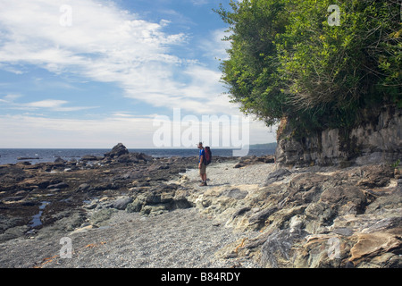 BRITISH COLUMBIA Wanderer auf Sombrio Strand nach der Juan de Fuca Marine Trail die Strait Of Juan De Fuca parallelen. Stockfoto