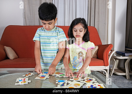 Kleinen Kindern ein Bild-Rätsel zu lösen Stockfoto