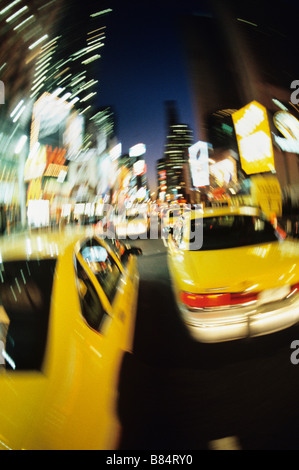 Times Square, New York City Taxi in Bewegung in der Nacht Stockfoto