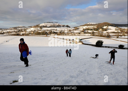 KINDER RODELN IN DEN COTSWOLD HILLS IN DER NÄHE VON ULEY GLOUCESTERSHIRE UK Stockfoto