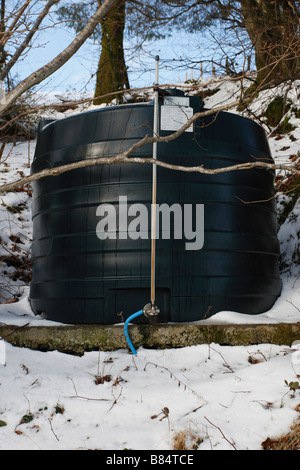 ZENTRALHEIZUNG ÖL-LAGERUNG TANK IM SCHNEE Stockfoto