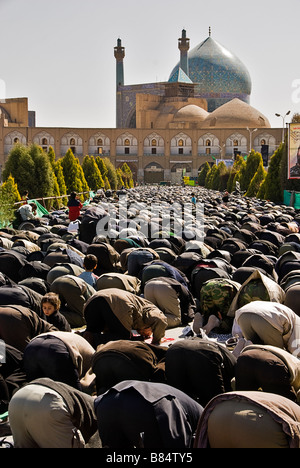 Menschen versammelten sich für das Freitag beten vor dem Imam s Moschee Isfahan Iran Stockfoto