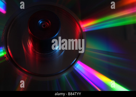 Stapel von CDs auf einer Spindel mit roten und blauen Studiobeleuchtung beleuchtet Stockfoto