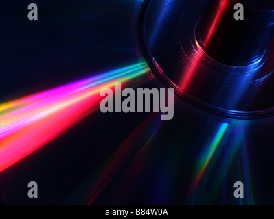 Stapel von CDs auf einer Spindel mit roten und blauen Studiobeleuchtung beleuchtet Stockfoto