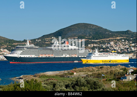 Das Kreuzfahrtschiff MS Queen Victoria Verankerung in den Golf von Samos vor Samos-Stadt. Stockfoto