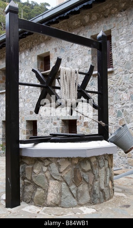 Alten mediterranen gut mit Eimer im Kykkos Kloster Hof, Troodos-Gebirge, Südzypern Stockfoto