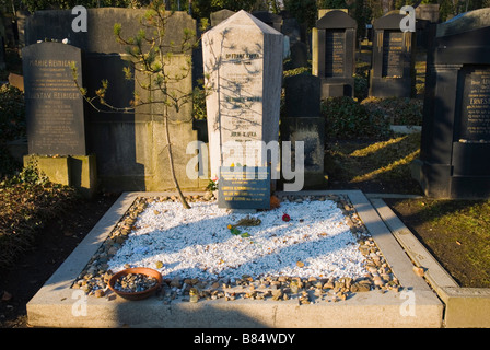 Grab von Franz Kafka auf Zidovske Hrbitovy der jüdische Friedhof im Stadtteil Zizkov in Prag Tschechische Republik Europa Stockfoto