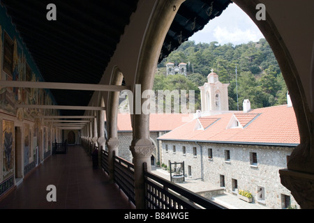 Blick auf Kykkos Kloster Glockenturm und innere Hof aus der Galerie. Troodos-Gebirge, Südzypern. Stockfoto