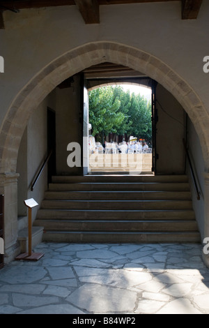 Blick vom Timios Stavros Kloster Eingang auf der Post-Straße von Omodhos, Troodos-Gebirge, Südzypern. Stockfoto