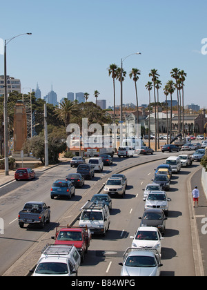 Autos Queuing auf verkehrsreiche Straße in St Kilda in der Nähe von Melbourne, Victoria, Australien Stockfoto