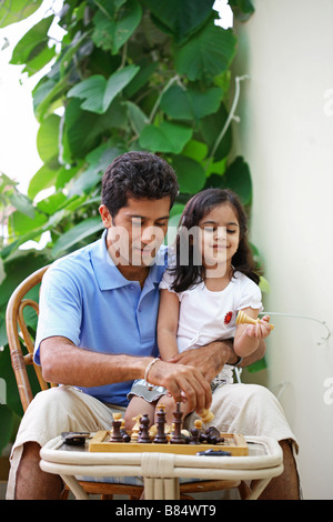 Vater und Tochter spielt Schach Stockfoto