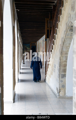 Blick auf offene Galerie des Kykkos Kloster mit walking Priester, Troodos-Gebirge, Südzypern Stockfoto