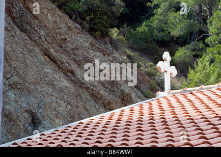 Details der Dach-Berg und Bäume im Kykkos Kloster Troodos-Gebirge, Südzypern Stockfoto