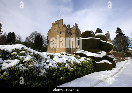 Außenansicht des Crathes Castle und einen Garten in der Nähe von Banchory, Aberdeenshire, Schottland, UK im Winter mit Schnee bedeckt. Stockfoto