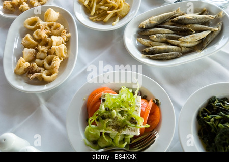 Traditionelle griechische, gesunde mediterrane Speisen, Salat mit Feta-Käse, Gemüse, kleine Fische, Kraken und kalamari Stockfoto