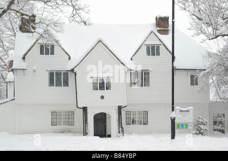 White Hall mit Schnee bedeckt: 16. Jahrhundert Holz gerahmt und Wetter an Bord beherbergen jetzt ein Museum, Cheam, South London, England Stockfoto