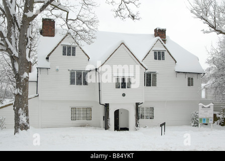 White Hall mit Schnee bedeckt: 16. Jahrhundert Holz gerahmt und Wetter an Bord beherbergen jetzt ein Museum, Cheam, South London, England Stockfoto