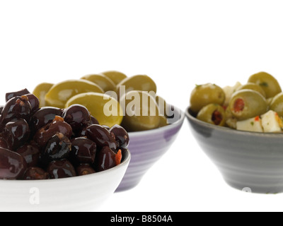 Schalen von gemischten Grünen und Schwarzen gesunde Reife pikante Oliven Isoliert gegen einen weißen Hintergrund mit Freistellungspfaden und keine Leute Stockfoto