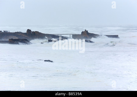 24. Januar 2009 KLaus Sturm in Biarritz Felsen der Jungfrau Maria in der Mitte Wellen Pays Basque France Stockfoto