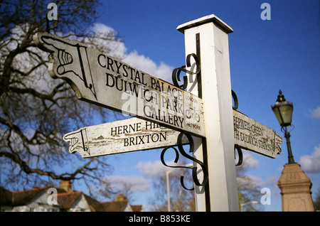 Eine alte Wegweiser in Dulwich Dorf, Süd-London Stockfoto