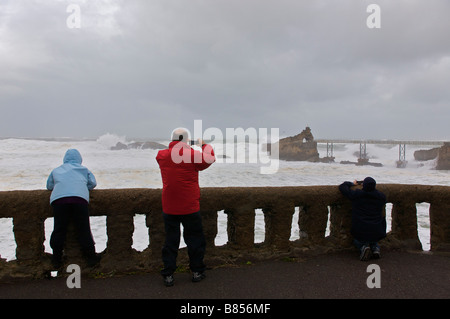 24. Januar 2009 KLaus Sturm in Biarritz Felsen der Jungfrau Maria in der Mitte Wellen Pays Basque France Stockfoto