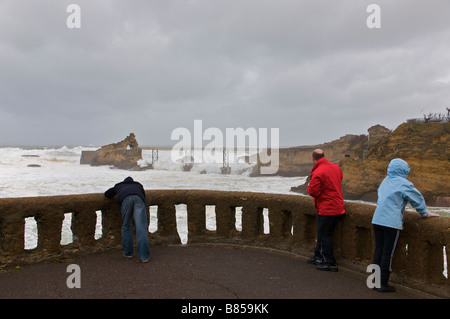 24. Januar 2009 KLaus Sturm in Biarritz Felsen der Jungfrau Maria in der Mitte Wellen Pays Basque France Stockfoto