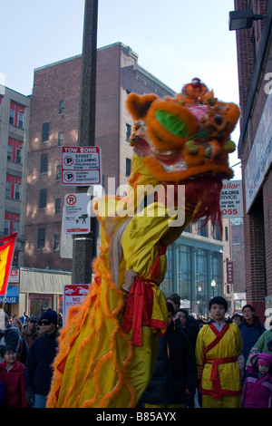 Wushi.  Chinesisches Neujahrsfest. Liu Bei Löwen führt Akrobatik um Dämonen in Chinatown zu verscheuchen. Stockfoto