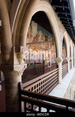 Torbogen offene Galerie des Kykkos Kloster reich geschmückt mit Wandmalereien und Mosaiken, Troodos-Gebirge, Südzypern Stockfoto