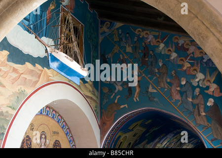 Torbogen Galerie Bibel Geschichten Deckenmalereien mit Schiffsmodell in orthodoxen Kykkos Kloster Troodos-Gebirge, Südzypern Stockfoto