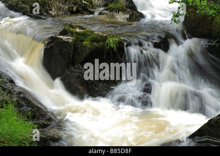 Wasserfälle am Fluss Marteg. Gilfach Farm Nature Reserve, ein Radnorshire Wildlife Trust Naturschutzgebiet in der Nähe von Rhayader, Powys, Wales. Stockfoto