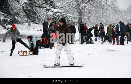 Riesige Menge an Schnee fallen im London Borough of Richmond upon Thames im Februar 2009. Stockfoto