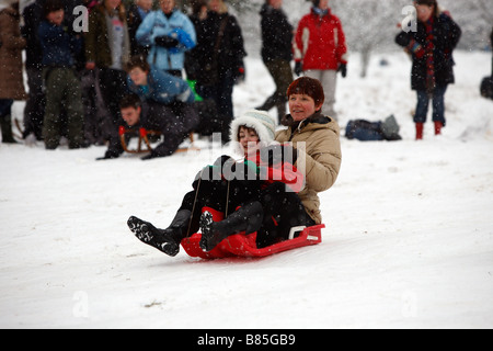 Riesige Menge an Schnee fallen im London Borough of Richmond upon Thames im Februar 2009. Stockfoto