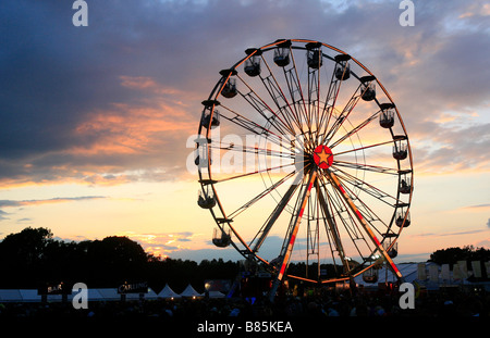 Die Sonne geht hinter einem Riesenrad 2008 auf dem Isle Of Wight Festival auf der Isle Of Wight, Großbritannien. Stockfoto