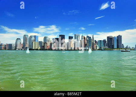 Blick von einem Boot nördlich in Richtung der unteren Skyline von Manhattan in New York City, New York, USA. Stockfoto