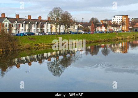 Taff Böschung spiegelt sich in den Fluss Taff Cardiff Stockfoto