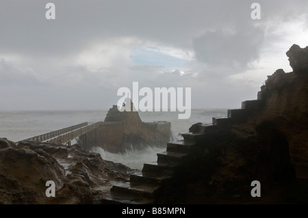 24. Januar 2009 KLaus Sturm in Biarritz Felsen der Jungfrau Maria in der Mitte Wellen Pays Basque France Stockfoto