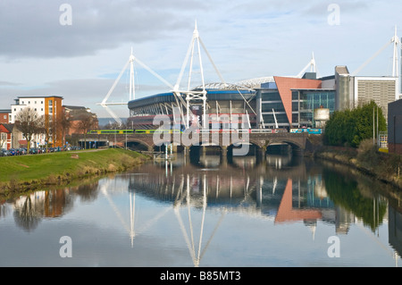 Cardiff Millennium Stadium aus dem Fluss Taff - beachten Sie, dass das Millennium Stadium wissen, bekannt als das Fürstentum Stadion Stockfoto