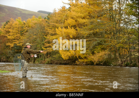 Fliegenfischen auf den Horseburgh schlagen Fluss Tweed Scotland Stockfoto