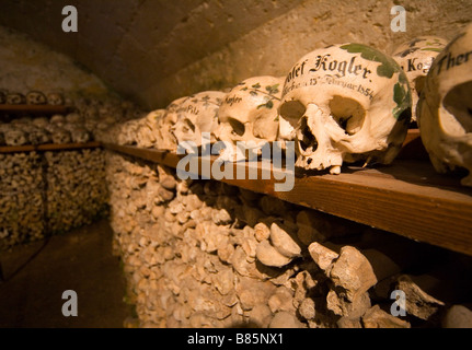 Bemalte Doppelzweier im Beinhaus Hallstatt Österreichs Stockfoto