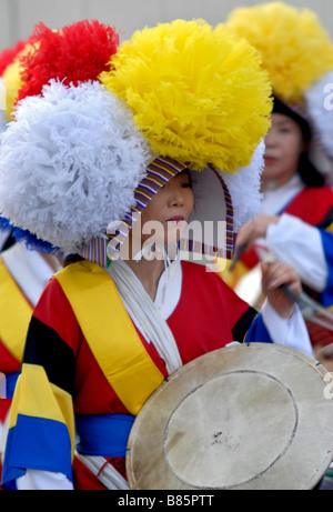 Koreanische Tänzerin in traditionellen Kostümen während einer Aufführung in Incheon, Südkorea. Stockfoto