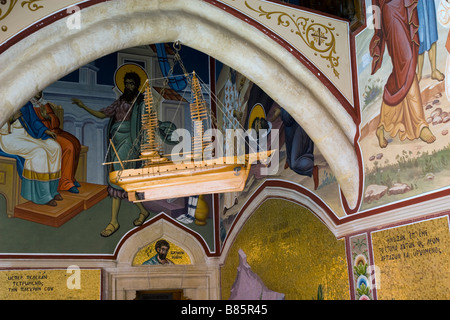 Torbogen Galerie Bibel Geschichten Deckenmalereien mit Schiffsmodell in orthodoxen Kykkos Kloster Troodos-Gebirge, Südzypern Stockfoto