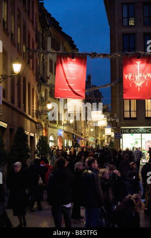 Einkaufsstraße in der Abenddämmerung, Weihnachtszeit, Straßburg, Elsass, Frankreich Stockfoto