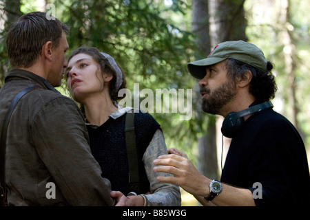 Trotz Jahr: 2008 Regie: Edward Zwick mit Daniel Craig, Alexa Davalos, Edward Zwick schießen Bild Stockfoto