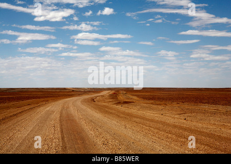 Gravel Road in South Australia in der Nähe von Coober Pedy Stockfoto