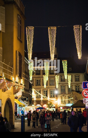 Einkaufsstraße mit Weihnachtsdekoration, Straßburg, Elsass, Frankreich Stockfoto