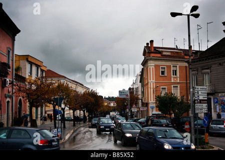 ITALIEN, SAN GIOVANNI ROTONDO. Stadt an einem regnerischen Tag. Stockfoto