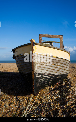 Einem gestrandeten Fischerboot Dungeness Schindel. Stockfoto