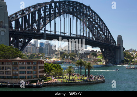 Sydney Harbour Bridge mit Menschenmassen versammelten sich im Hickson Road Reserve neben dem Sydney Park Hyatt Hotel, Sydney Harbour, NSW, Australien Stockfoto