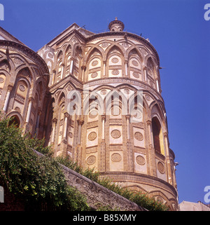 Fassade der Kathedrale von Monreale, eine Stadt in der Nähe von Palermo auf Sizilien. Die dekorative Arbeit ist aus Lava-Gestein geschnitzt. Stockfoto