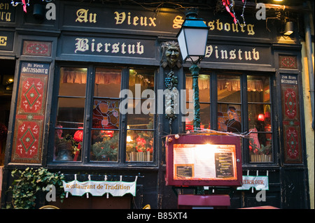 Wein und Bier-Bar in der Abenddämmerung, Weihnachtszeit, Straßburg, Elsass, Frankreich Stockfoto